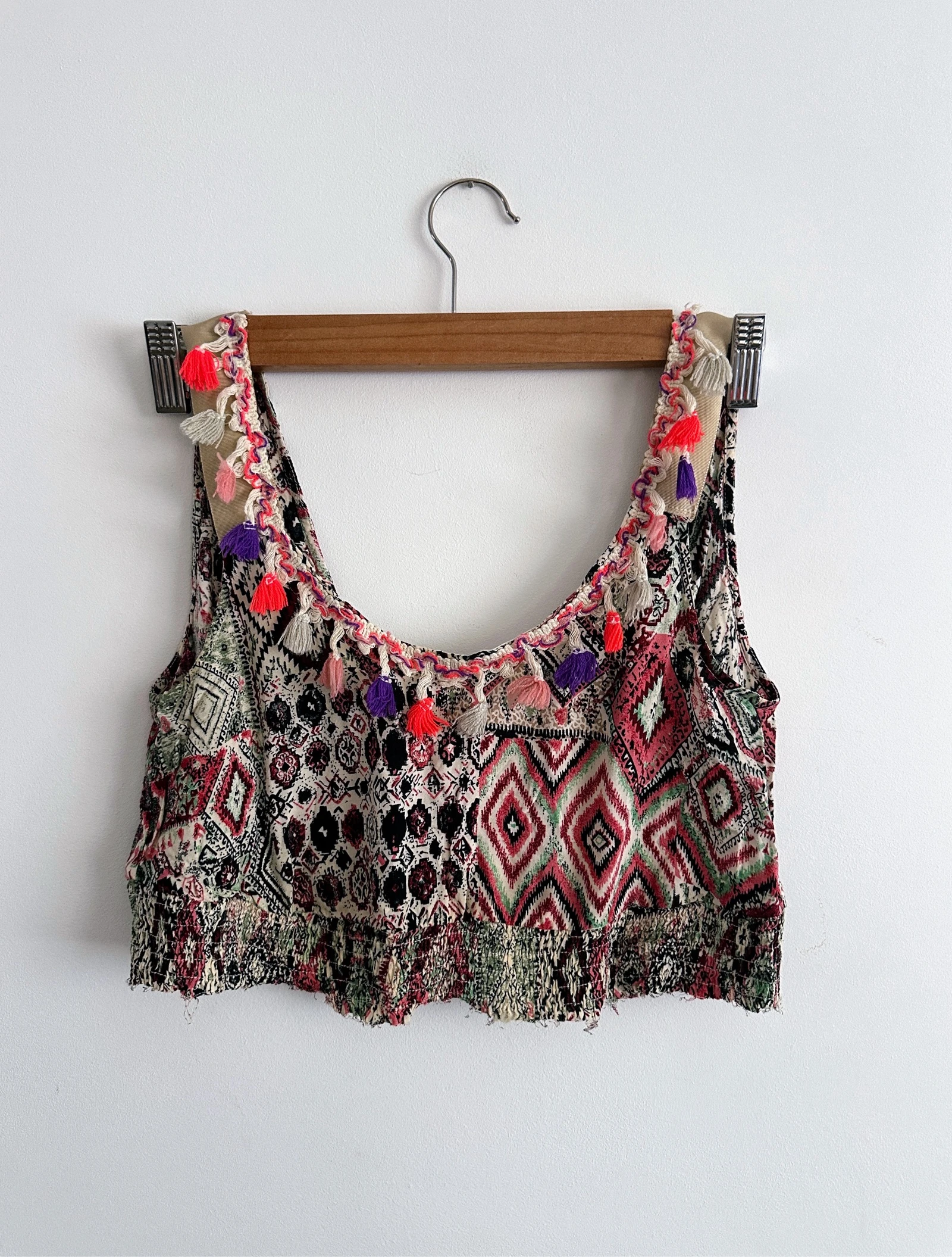 Top corto boho chic con borlas multicolor / Crop top étnico festival talla M